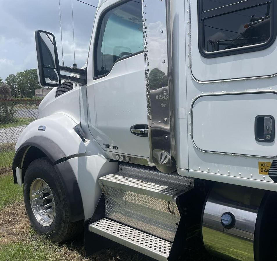 Used 2015 Kenworth T880 Sleeper Semi Truck