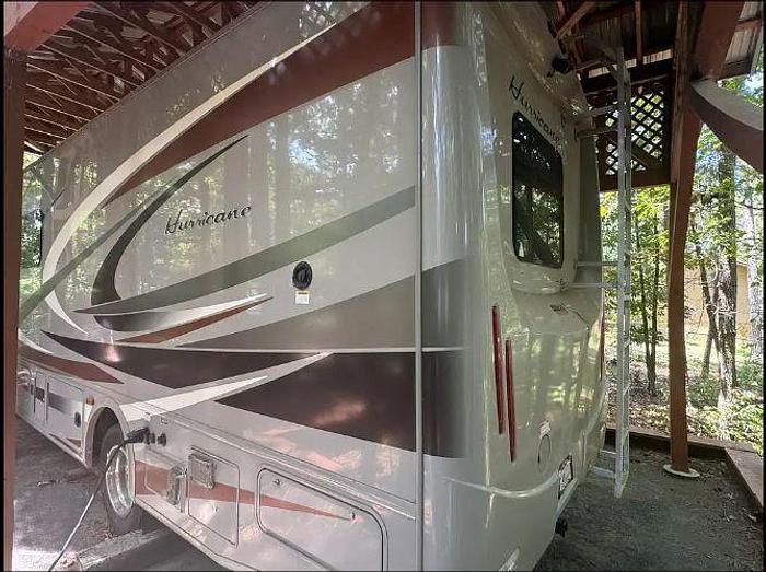 Used 2015 Thor Motor Coach Hurricane 27K