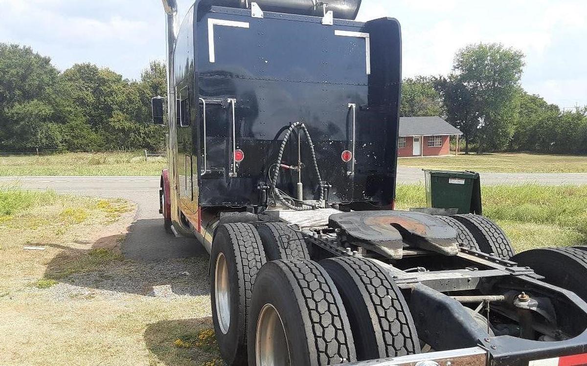 Used 2004 Peterbilt 379EXHD Sleeper Truck