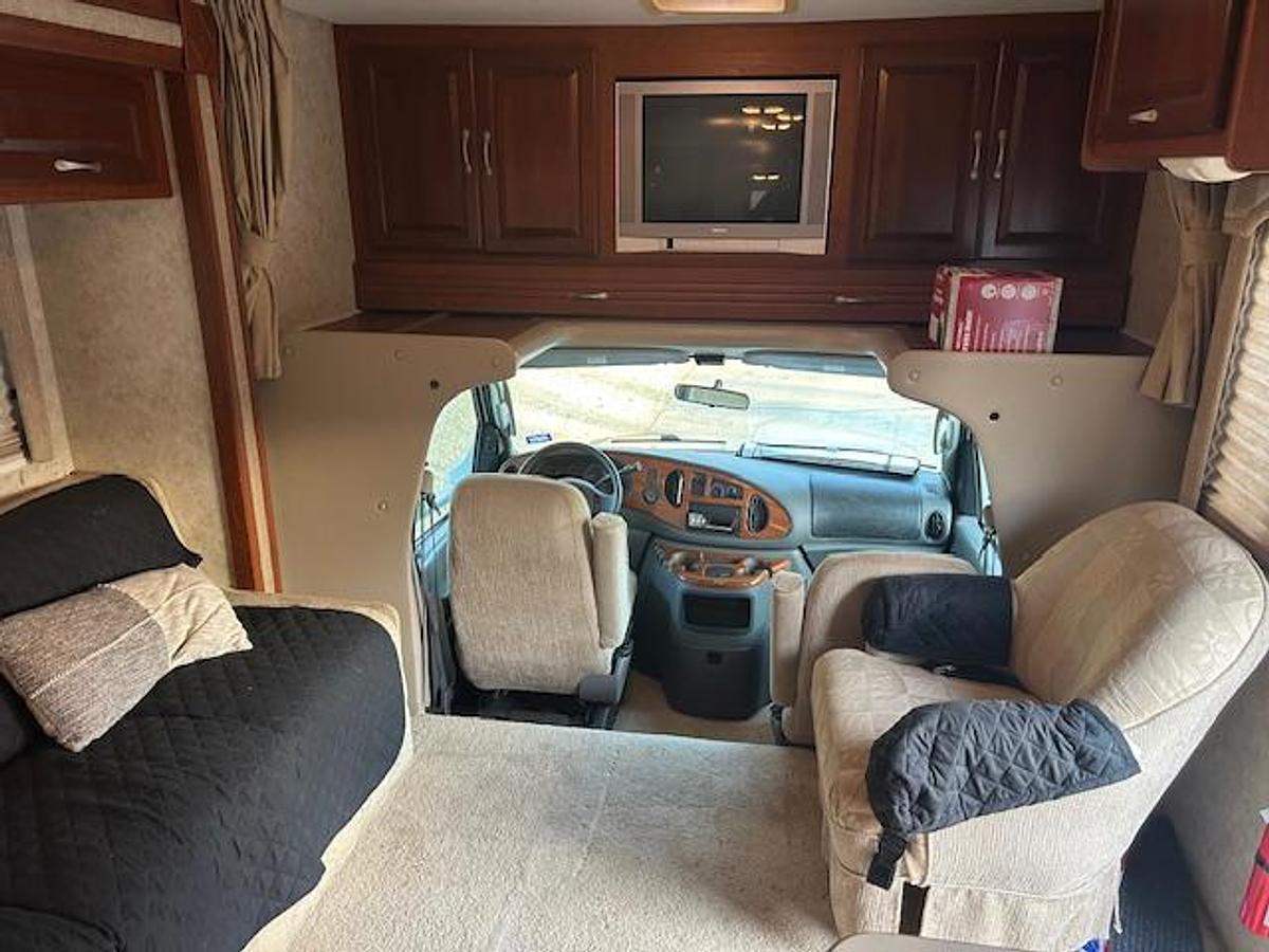 Used 2005 Four Winds Chateau