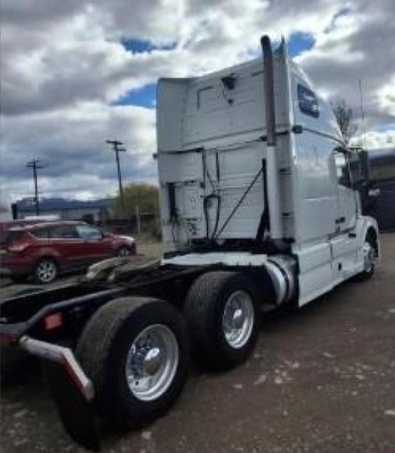 Used 2017 Volvo VNL64T670 Sleeper Semi Truck