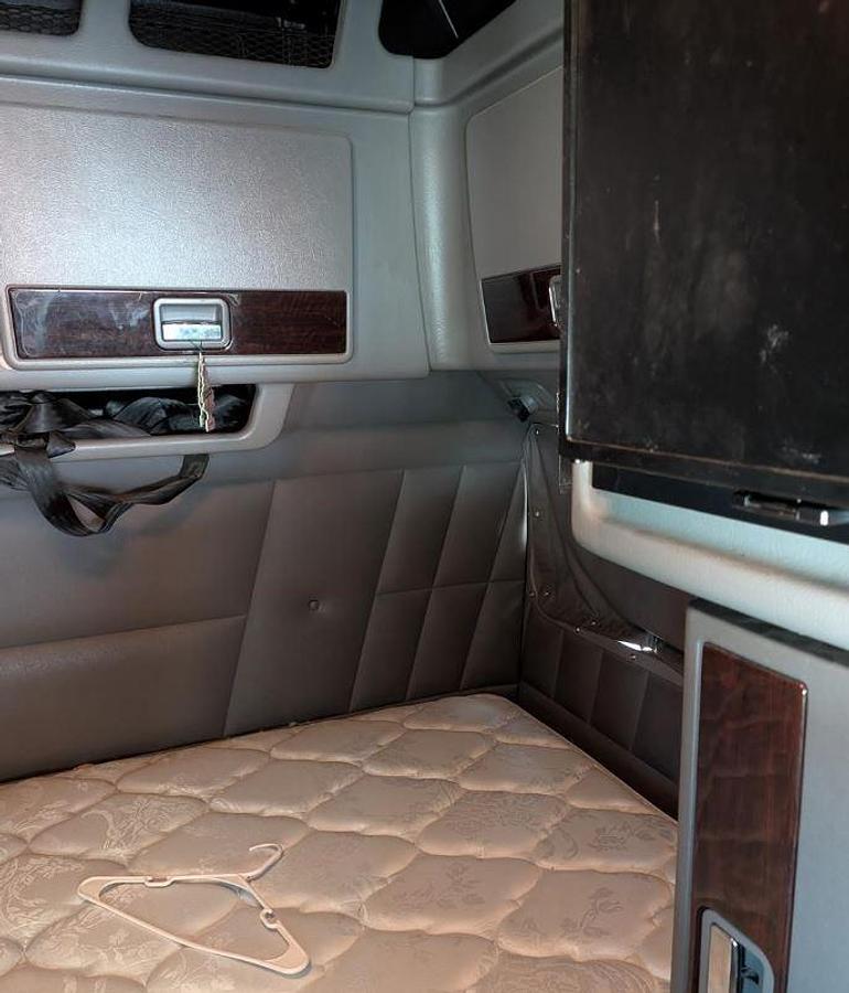 Used 2015 PETERBILT 389 Conventional Sleeper Semi