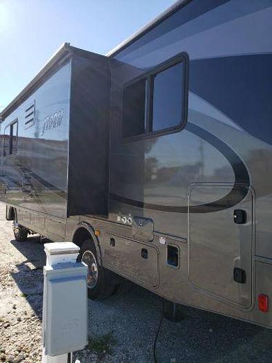Used 2014 Fleetwood Storm 28F