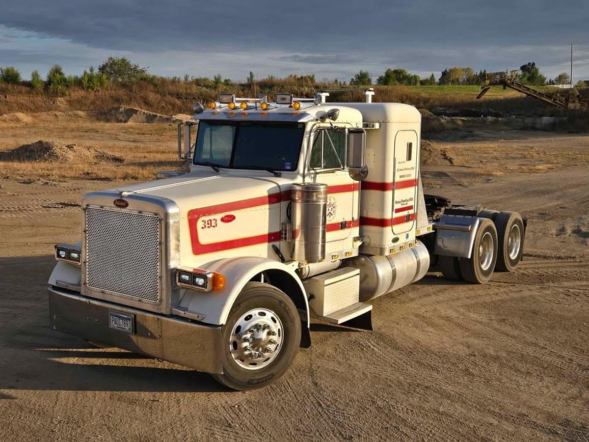 Used 2002 PETERBILT 379 Conventional Sleeper Semi