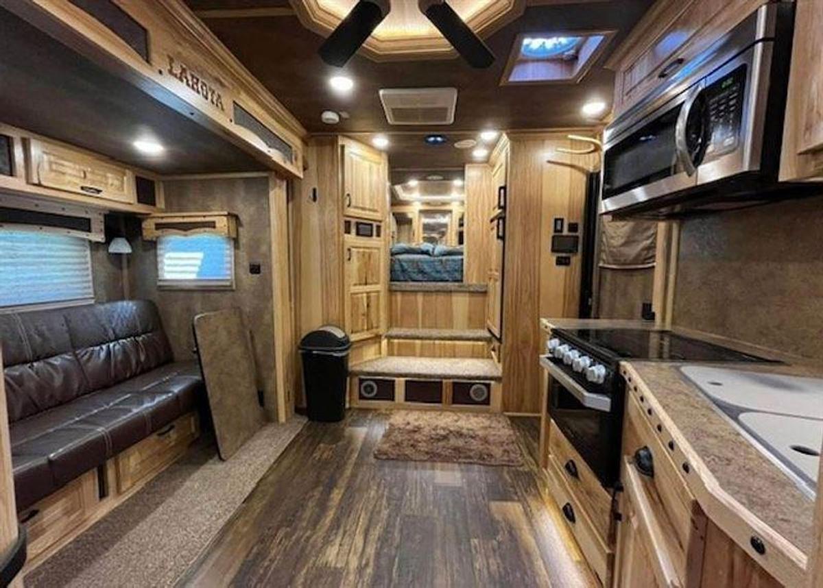 Used 2020 Lakota Bighorn 4 Horse w/ Living Quarters