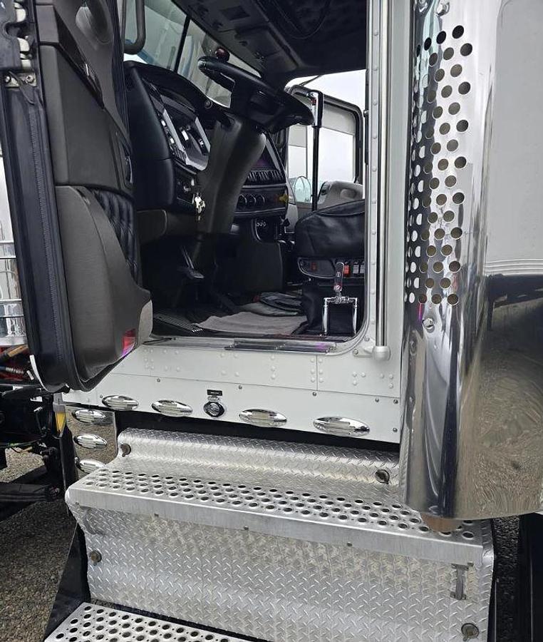 Used 2022 Kenworth W900l
