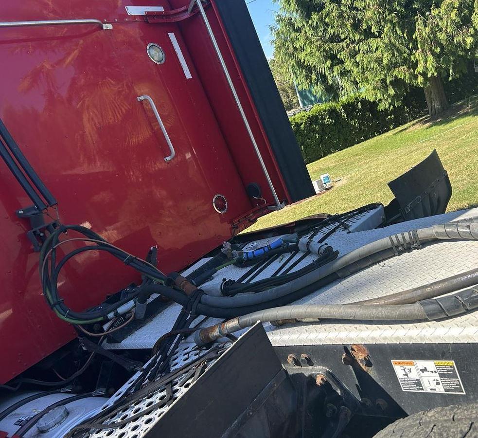 Used 2014 KENWORTH T660 Conventional Sleepe Semi