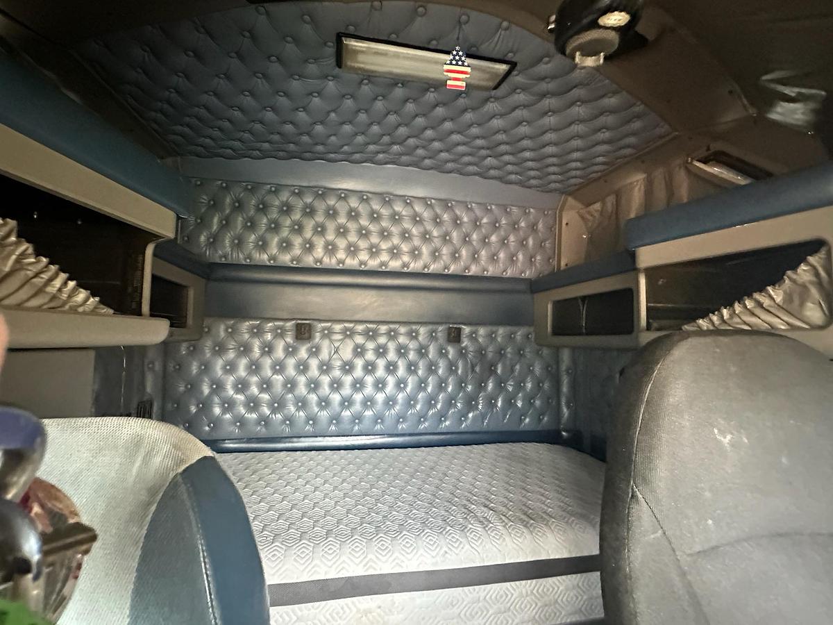 Used 2006 Kenworth W900 Conventional Sleeper Semi