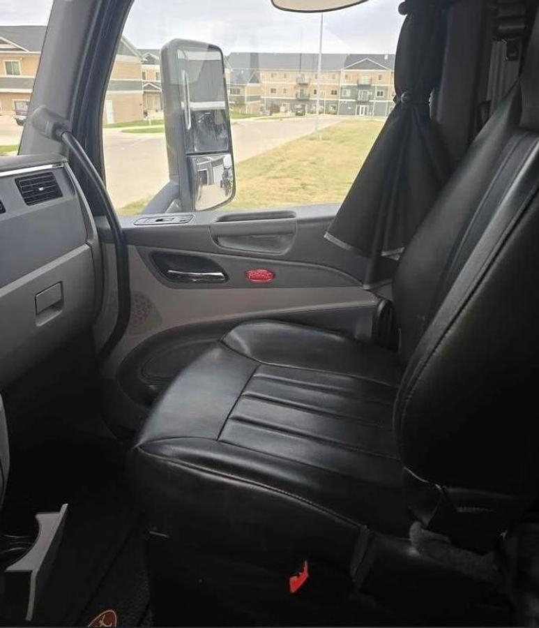 Used 2017 Peterbilt 579 Sleeper Semi Truck