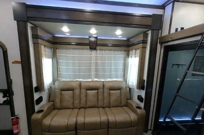 Used 2020 Dutchmen Voltage 3635