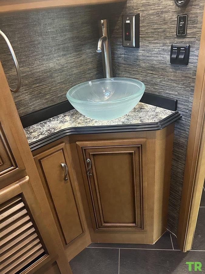 Used 2015 Newmar Ventana LE 3812