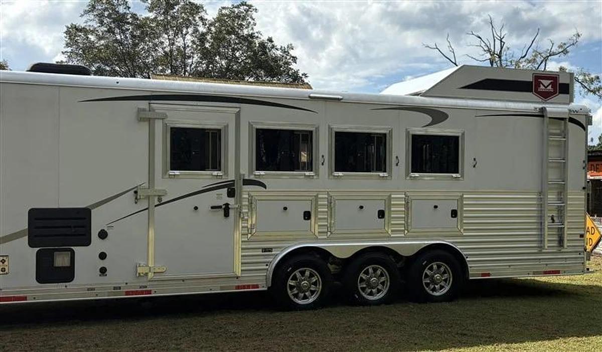 Used 2017 Merhow 4 Horse with Living Quarters