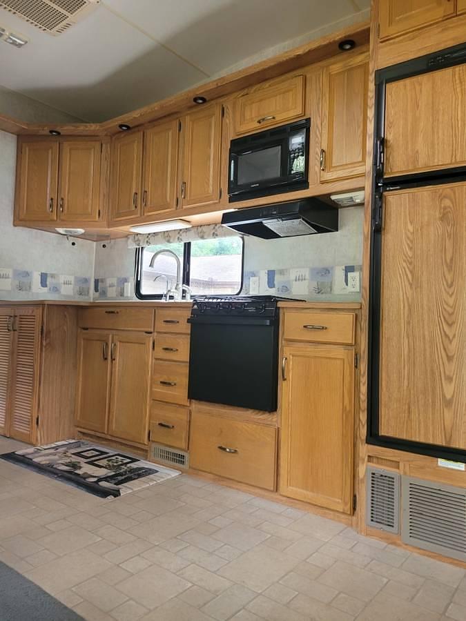 Used 2005 Wilderness Fleetwood Advantage 365FLTS Fifth Wheel