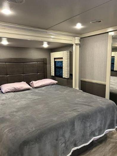 Used 2021 Vanleigh Vilano 320GK and 2017 Dodge RAM 3500