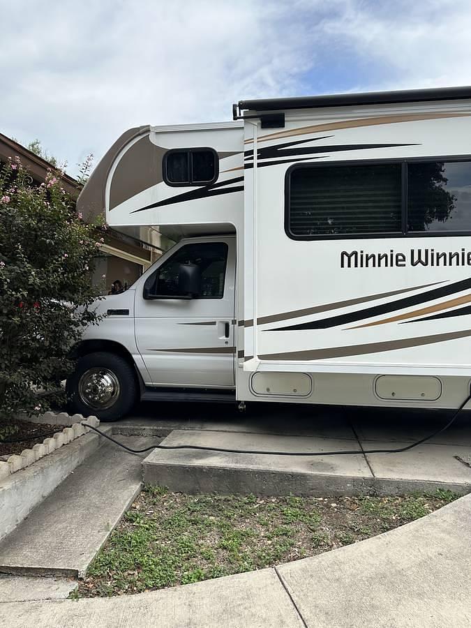 Used 2017 WINNEBAGO Minnie Winnie