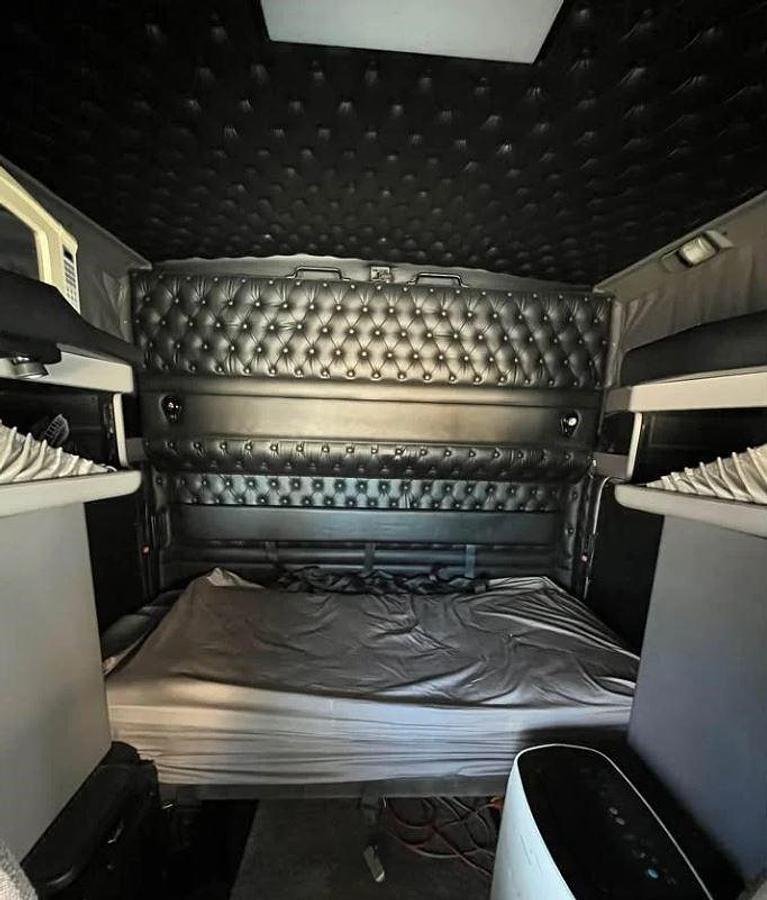 Used 2013 Kenworth W900 Sleeper Semi Truck