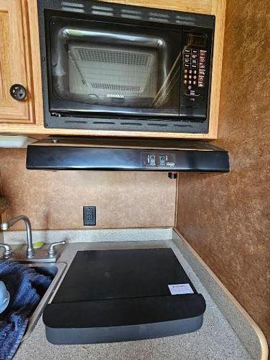 Used 2009 Exiss Sport 2 Horse Trailer with Living Quarters