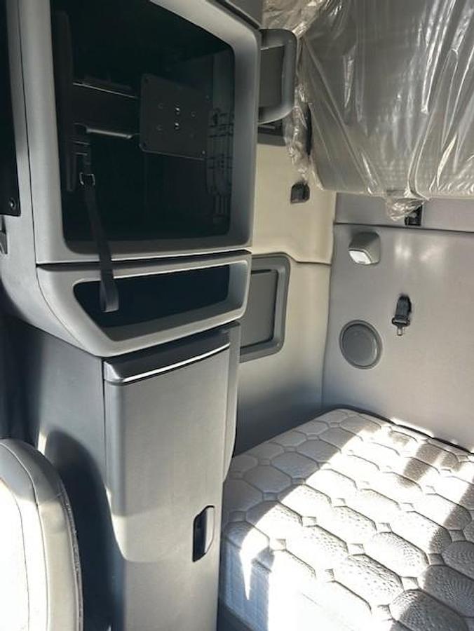 Used 2023 VOLVO VNL64T760 Sleeper Semi Truck