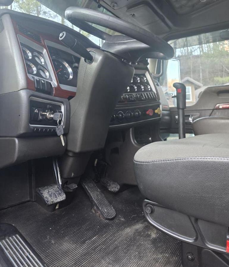 Used 2009 KENWORTH W900L Conventional Sleeper Semi