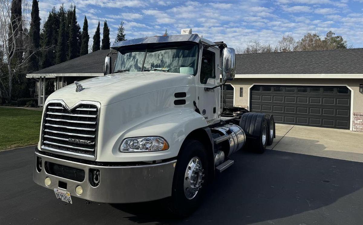 Used 2015 MACK PINNACLE CHU613 Day Cab