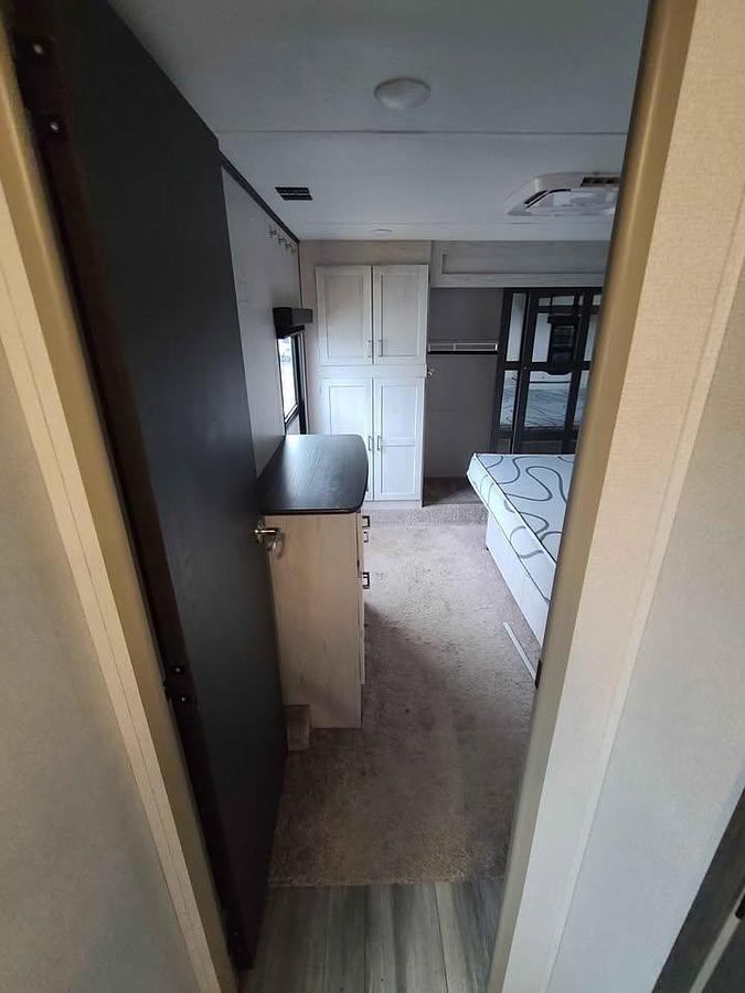 Used 2021 Keystone Sprinter Limited 3620FWLBH Fifth Wheel – Bunkhouse – Washer & Dryer – Custom Skirting – Full-Time Ready
