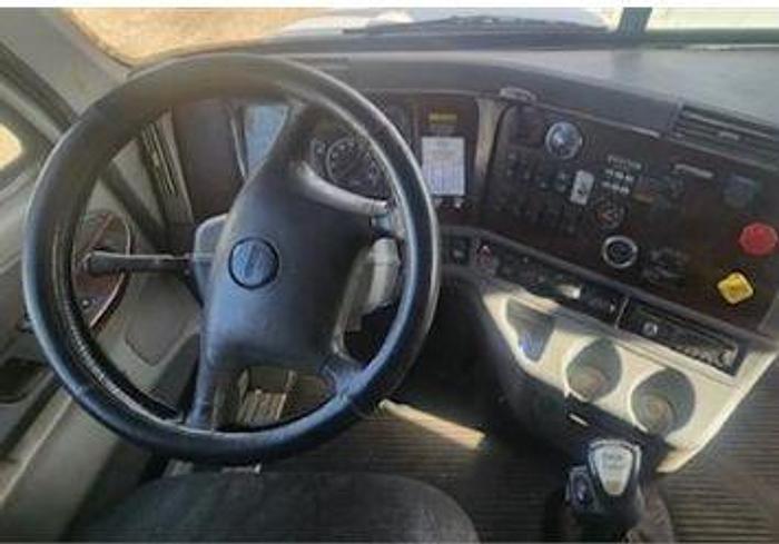 Used 2009 Freightliner Columbia 120 Sleeper Cab