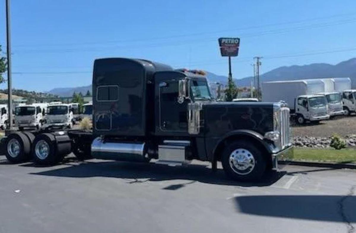 Used 2024 Peterbilt 389 Sleeper Semi Truck