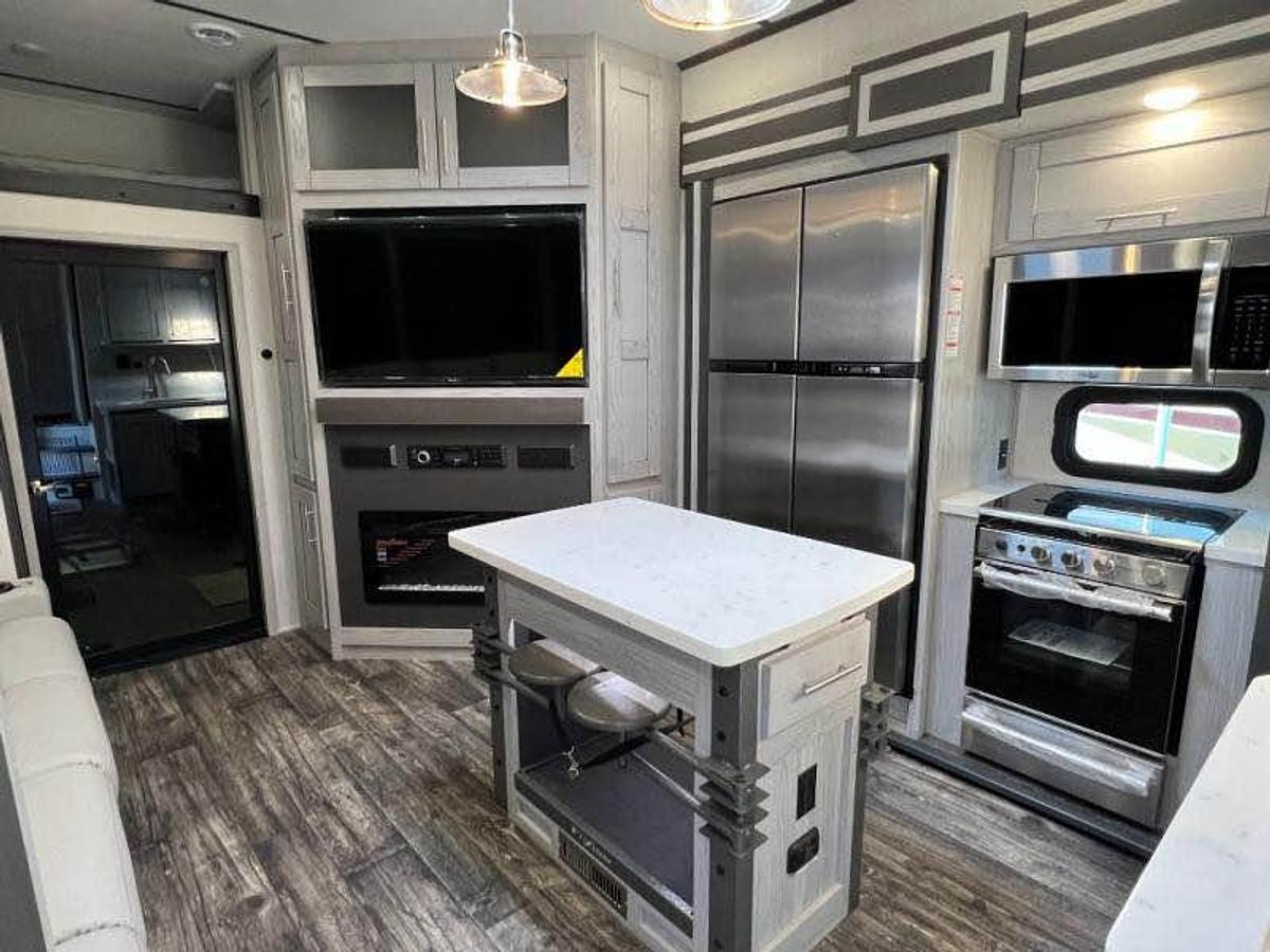 Used 2022 Keystone Fuzion 373