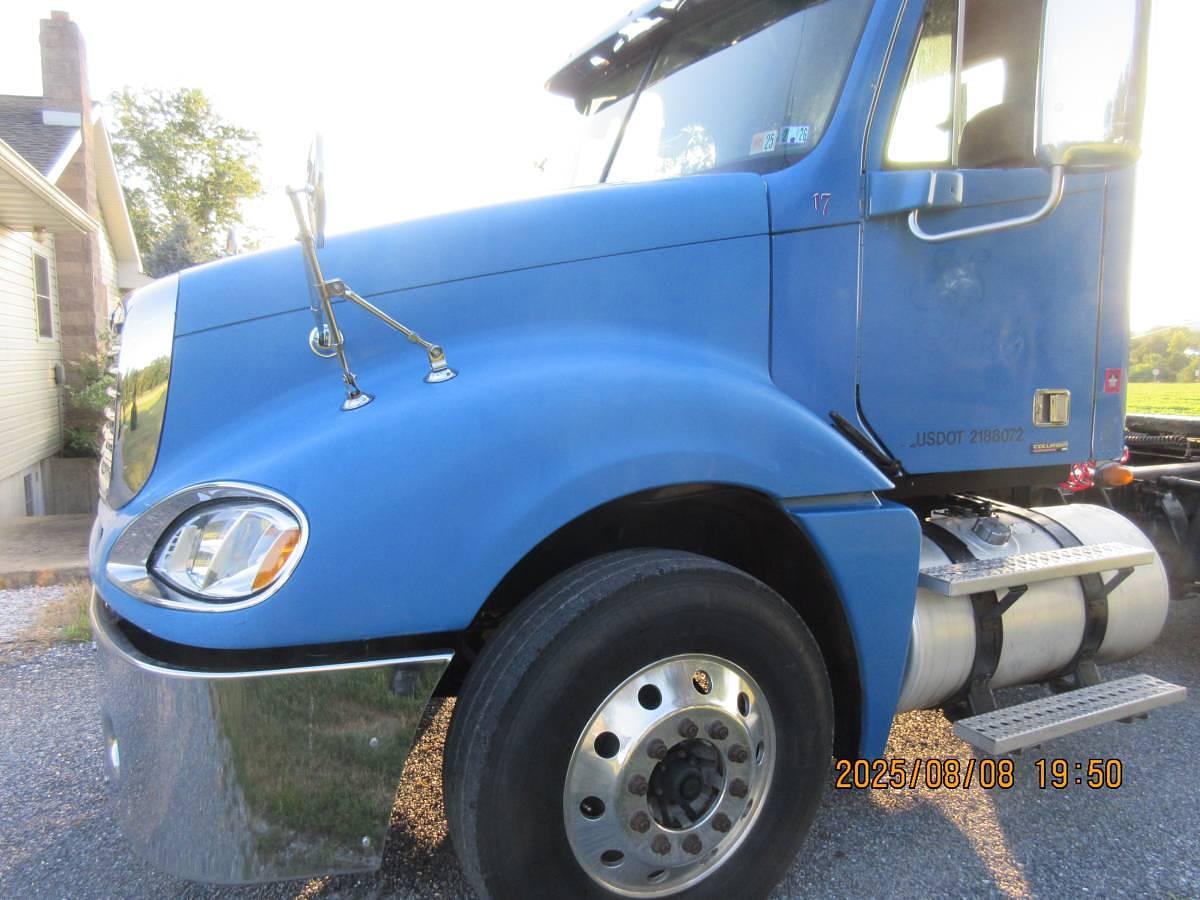 Used 2009 Freightliner Day Cab Semi Truck