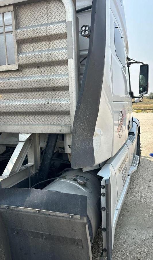 Used 2023 VOLVO VNL64T760 Sleeper Semi Truck