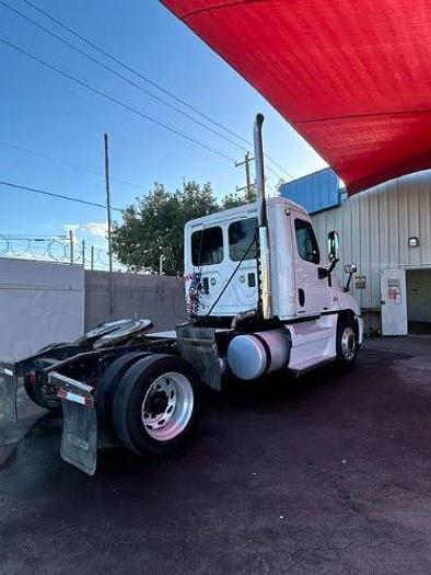Used 2009 Freightliner Cascadia 125