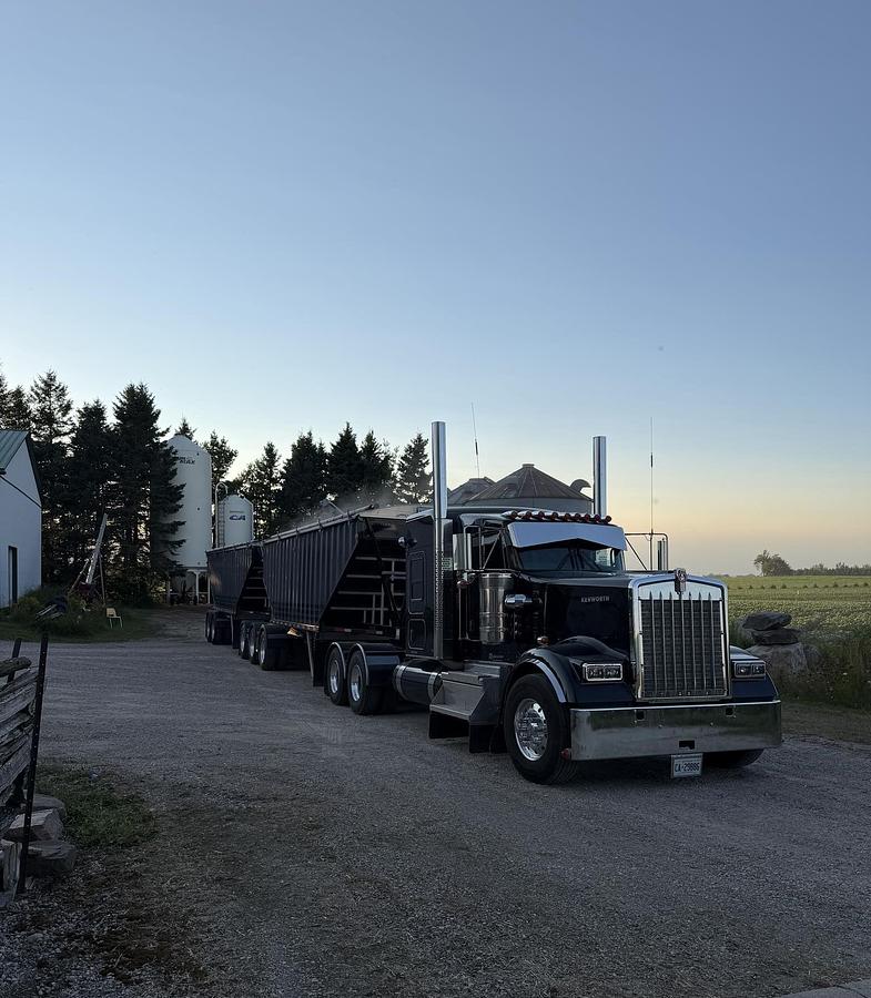 Used 2025 Kenworth W900 Sleeper Semi Truck 565 HP Cummins