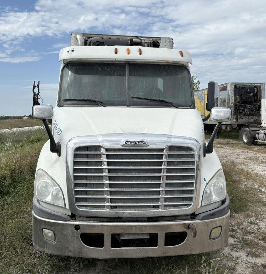 Used 2013 Freightliner Cascadia 113 Day Cab Semi Truck