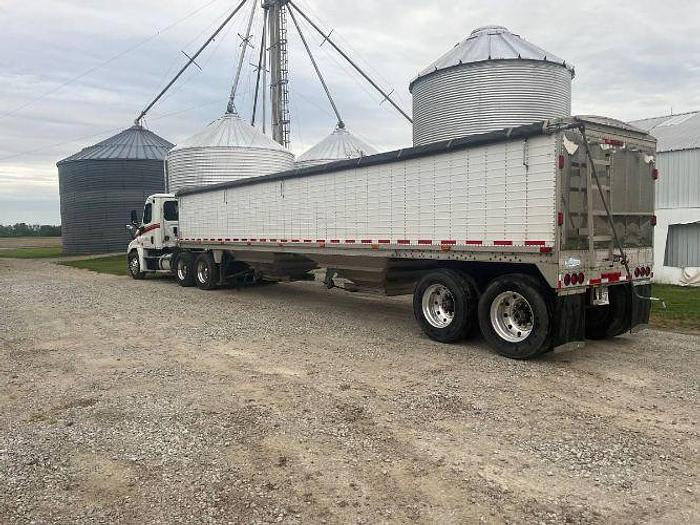 Used 2015 Freightliner Cascadia 41Ft Wilson Grain Hopper Trailer2015 Freightliner Cascadia Daycab and 41Ft Wilson Grain Hopper Trailer