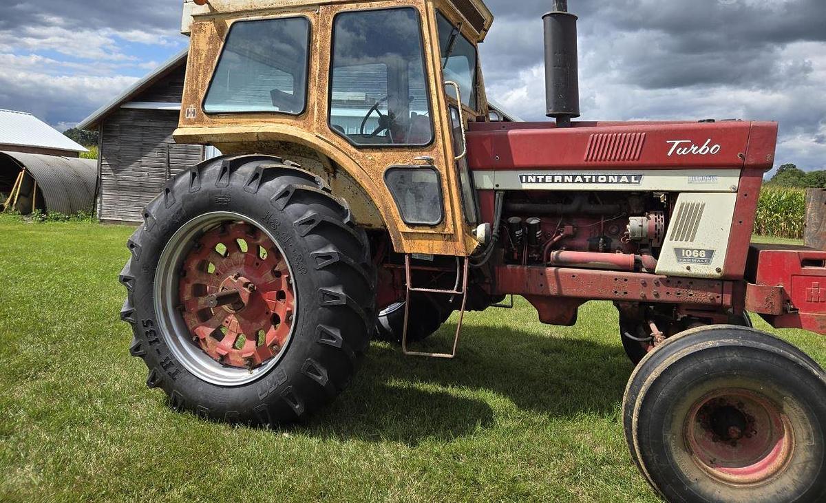 Used 1972 INTERNATIONAL 1066 Tractor