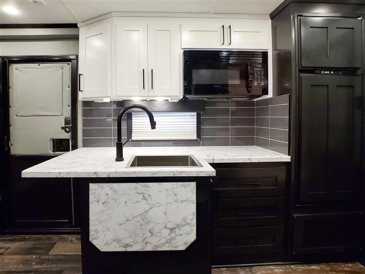 Used 2020 4 Star 3 Horse w/ Living Quarters