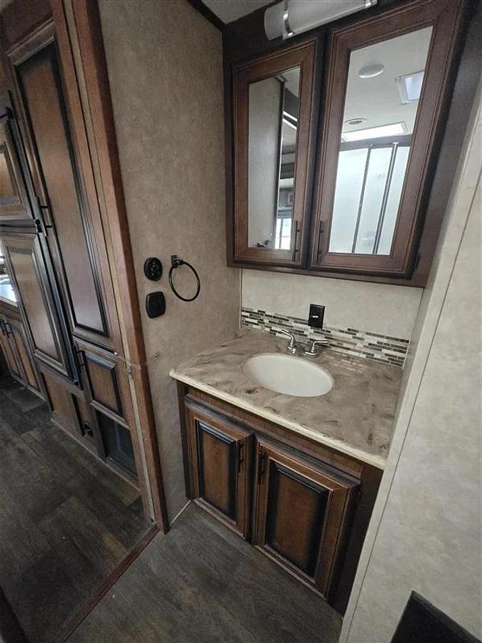 Used 2016 Bison Premier Coach 3 Horse