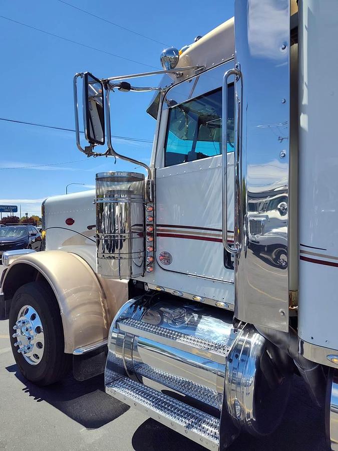 Used 2015 Peterbilt 389 Sleeper Semi Truck