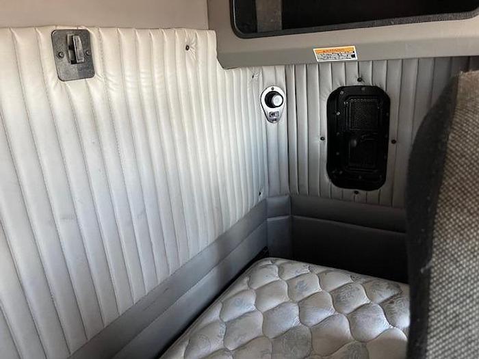 Used 2014 Kenworth T800 Sleeper