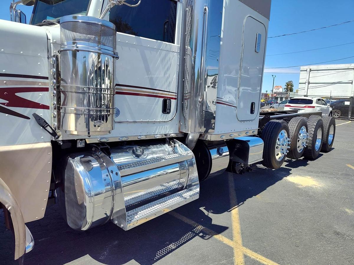 Used 2015 Peterbilt 389 Sleeper Semi Truck