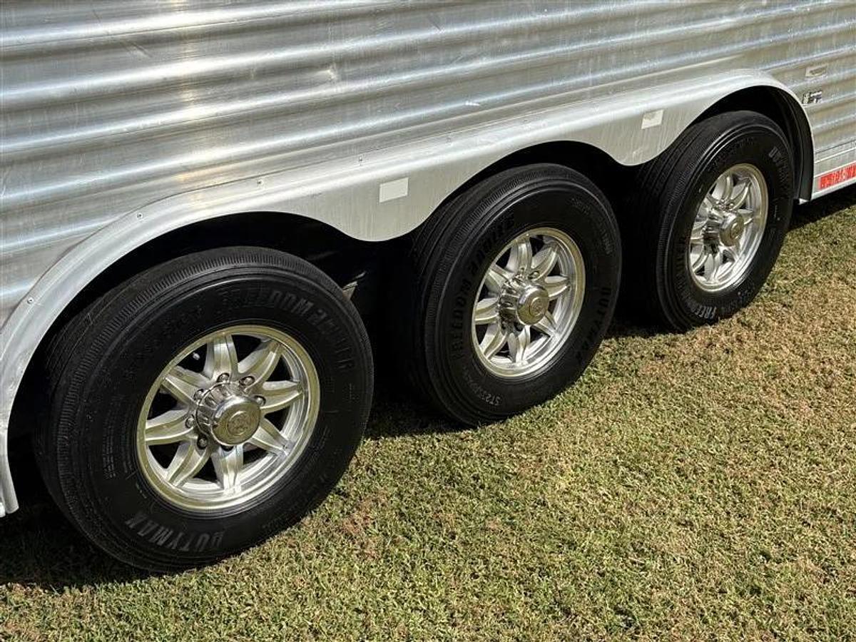 Used 2017 Merhow 4 Horse with Living Quarters