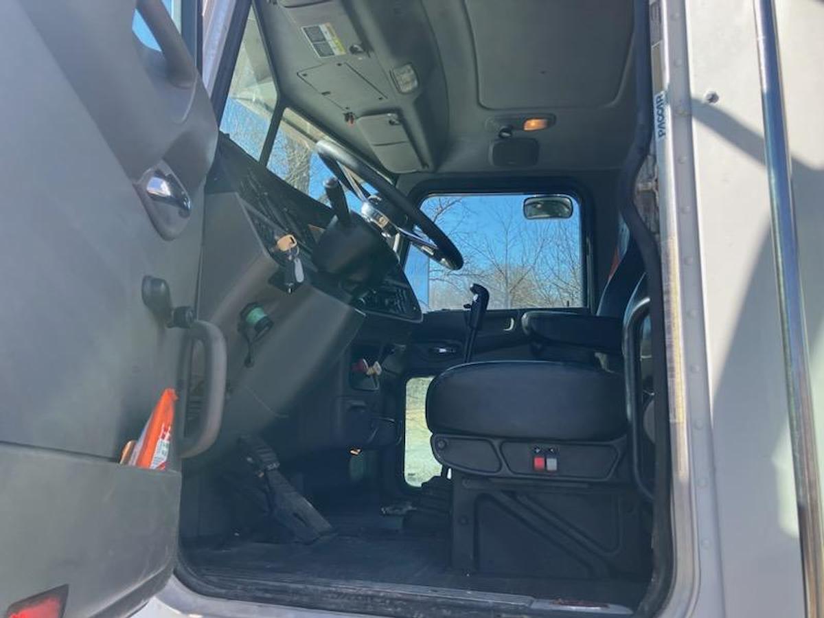 Used 2012 Peterbilt 365 Conventional Sleeper Semi