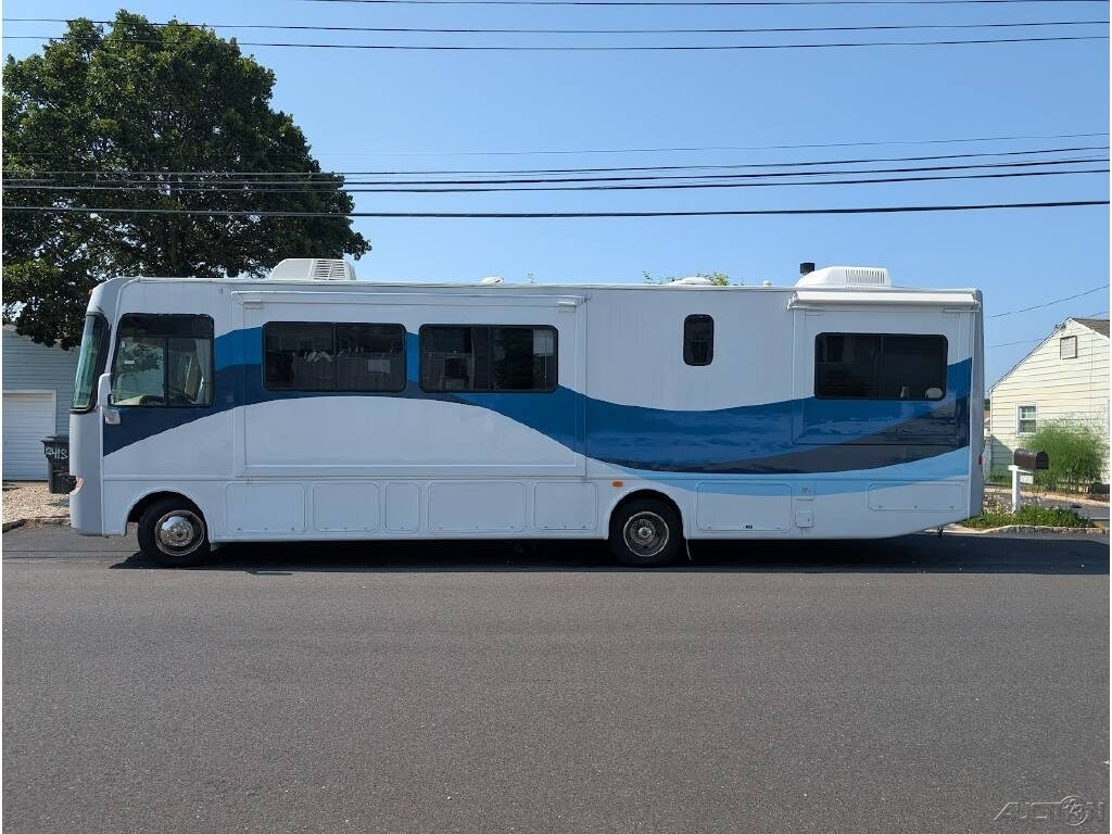 Used 2006 Fourwinds Hurricane 33H