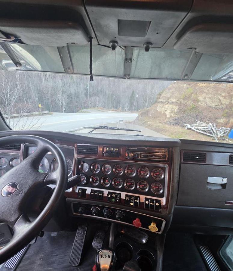 Used 2009 KENWORTH W900L Conventional Sleeper Semi