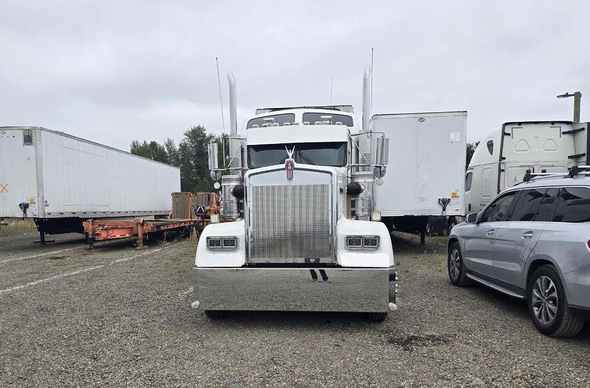 Used 2022 Kenworth W900l