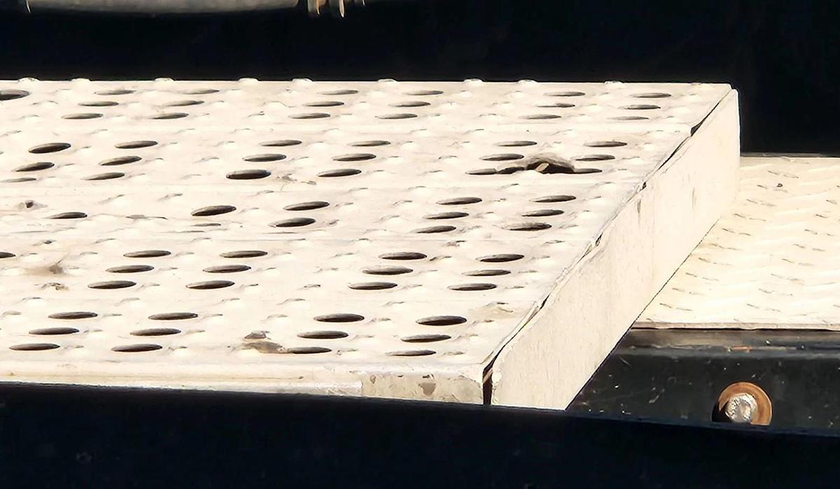 Used 1999 FREIGHTLINER FLD120 Conventional Sleeper Semi