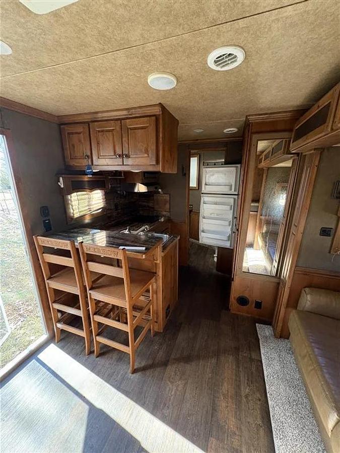 Used 2017 Merhow 4 Horse with Living Quarters