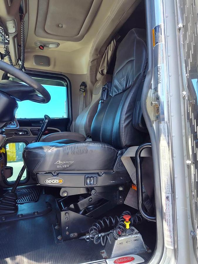 Used 2015 Peterbilt 389 Sleeper Semi Truck