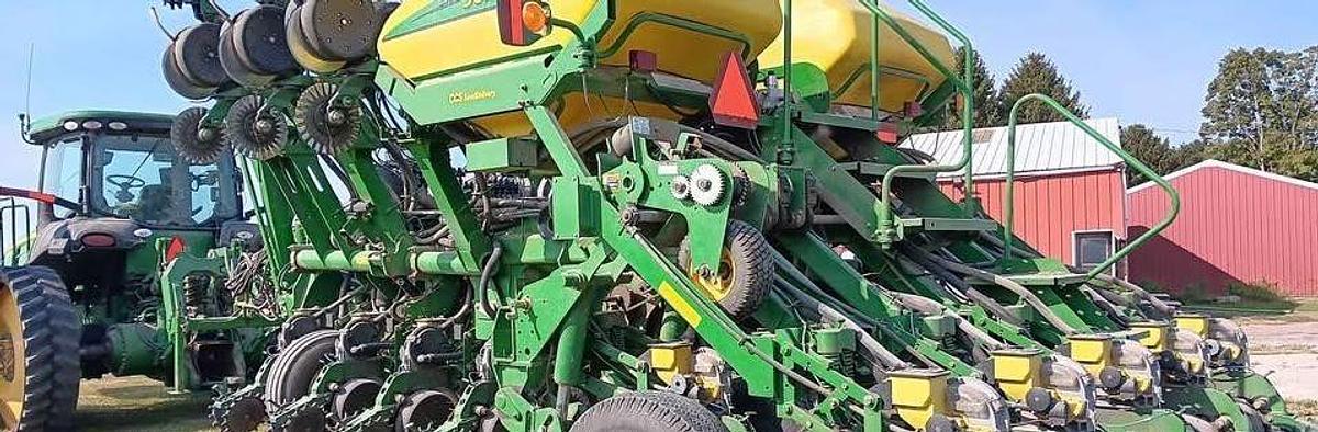 Used 2004 JOHN DEERE 1790 Planter