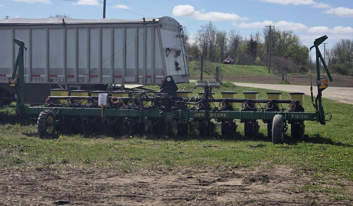 Used 2003 JOHN DEERE 7300